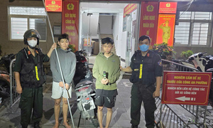 Nhóm thanh niên cầm hung khí lạng lách, ném vỏ chai, xit hơi cay vào cảnh sát