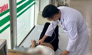 Choáng váng do trời nắng gắt, nam shipper đâm vào ô tô
