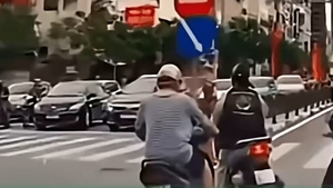 Video: Cô gái đi xe máy tạt đầu gây va chạm liên hoàn rồi vô tư rời đi