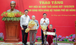Kết luận mới của Bộ Chính trị về trao tặng Huy hiệu 80 năm tuổi Đảng trở lên