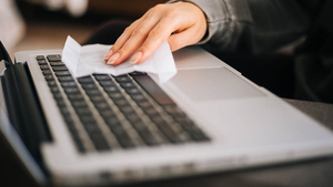 Cách vệ sinh bàn phím laptop vừa sạch vừa an toàn