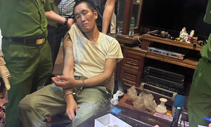Khám nhà người dùng ma túy ở Sa Pa, phát hiện 2 khẩu súng