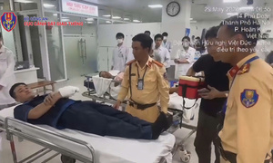 Video: Khoảnh khắc CSGT mở đường cứu người dân bị khối sắt 6 tấn đè nát bàn tay