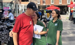 Áp lực thi lớp 10: Sĩ tử bật khóc, phụ huynh lo sẵn 'kế hoạch B'