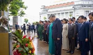 Tổng Bí thư, Chủ tịch nước Tô Lâm dâng hoa tưởng niệm Chủ tịch Hồ Chí Minh