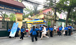 Cận giờ thi Ngữ văn vào lớp 10, nhiều thí sinh cuống cuồng chạy vào điểm thi