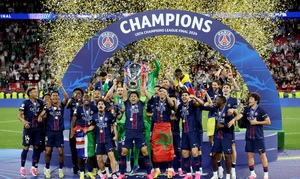 Khoảnh khắc PSG nâng cao cúp vô địch Champions League lần thứ hai liên tiếp