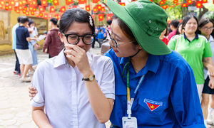 Nụ cười xen nước mắt tiếc nuối của sĩ tử Hà Nội sau môn thi cuối lớp 10