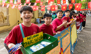 Bút mới, xe ôm miễn phí, 'bùa may mắn' tiếp sức sĩ tử Hà Nội trong ngày thi cuối