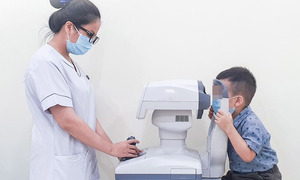 Bé trai 3 tuổi cận gần 14 độ, bác sĩ phát hiện nguyên nhân bất thường