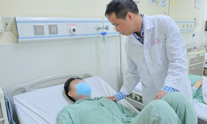 Đưa quả thận đứt rời ra ngoài sửa rồi ghép lại vị trí cũ
