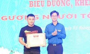 Khen thưởng nam thanh niên dũng cảm khống chế kẻ cầm dao tấn công phụ nữ