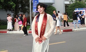 Màn nhận bằng 'không giống ai' của cử nhân Luật khiến cả khán phòng bùng nổ