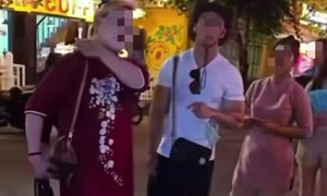 Xác minh vụ du khách nước ngoài mặc phản cảm ở phố cổ Hội An
