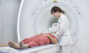Người phụ nữ 44 tuổi đi khám đau đầu, bác sĩ bất ngờ khi nhìn kết quả chụp não