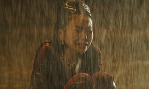 Siêu mẫu Thanh Hằng ngồi bệt vỉa hè, khóc nức nở dưới mưa lúc 4h sáng