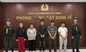 Triệt phá xưởng sản xuất hơn 23.000 đôi dép giả Nike, Adidas, Gucci tại TP.HCM