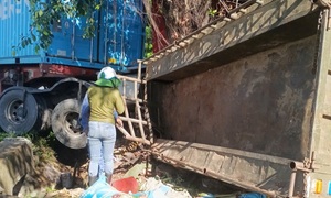 Xe đầu kéo va chạm công nông, nhiều người thương vong 