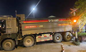 Khoảnh khắc ô tô tải cố tình vượt đường sắt và mắc kẹt, bị tàu hỏa húc văng