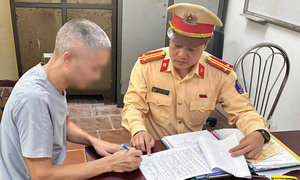 Phạt tài xế xe tải làm rơi bùn đất xuống đường Hà Nội khiến 2 xe máy trượt ngã