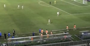 Ăn mừng cuồng nhiệt, U19 Indonesia xô ngã trợ lý Việt Nam