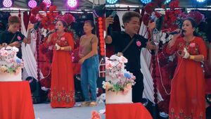 Clip dì cô dâu mang bình truyền nước lên hát đám cưới gây sốt mạng