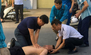 Phó giám đốc bệnh viện cùng đồng nghiệp ép tim cứu người gặp nạn trên đường