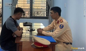 Tài xế xe tải vượt ẩu, tông gãy gác chắn đường sắt ở Quảng Ngãi