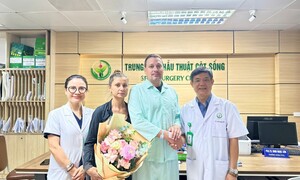 Khách Tây chọn phẫu thuật cột sống tại Việt Nam, 1 ngày đã được xuất viện