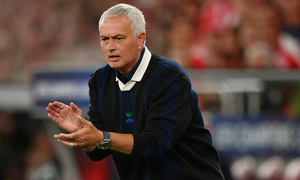 Real Madrid ký hợp đồng 3 năm với Mourinho, tặng Giáo hoàng chức danh đặc biệt