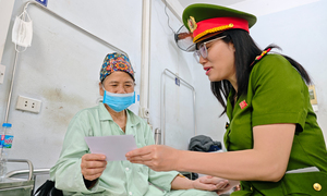 Những cử tri đặc biệt nhận thẻ bầu cử ngay trong phòng điều trị