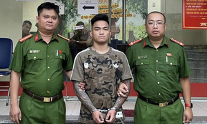Bắt giữ kẻ dùng điếu cày tấn công người trên phố Lê Duẩn ở Hà Nội