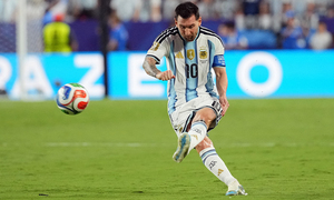 Messi vừa ra sân lập ngay kỷ lục, chờ Ronaldo đuổi kịp ngày mai