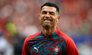 Ronaldo gây thất vọng vẫn đuổi kịp Messi, lập thêm 1 kỷ lục