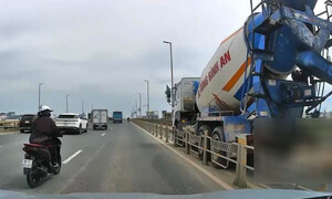 Xe bồn đi vào làn xe máy, tông chết người trên cầu Nhật Tân
