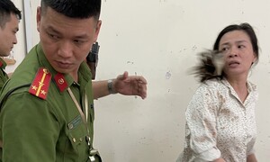 Chửi bới, hành hung chiến sĩ công an, một phụ nữ bị khởi tố