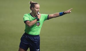 Nữ giám đốc đổi nghề, bỏ công ty hàng đầu thế giới để làm trọng tài World Cup