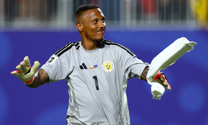 Thủ môn từng đối đầu Công Phượng, Quang Hải lập kỷ lục World Cup