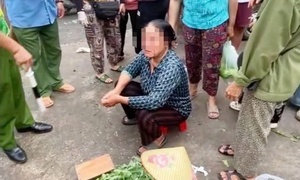 Mâu thuẫn chỗ bán hàng, người phụ nữ bán rau bị xịt nước áp lực cao vào mặt