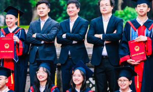 Lớp học 34/34 trò đỗ chuyên Toán, Tin, thầy chủ nhiệm bật khóc