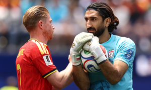 Thủ môn giữ kỷ lục Guinness cứu thua khó tin, Iran hòa Bỉ 0-0