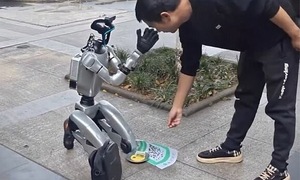 Robot hình người ra đường 'ăn xin' bằng mã QR gây tranh cãi ở Trung Quốc