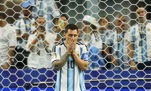 Messi nhảy chân sáo đá phạt đền ra ngoài, lập kỷ lục không mong muốn
