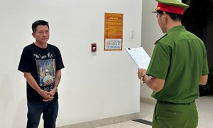 'Ma men' lái ô tô lao vào quán nhậu rồi đến trụ sở công an ở Đà Nẵng thách thức