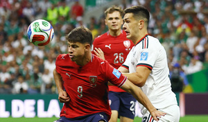 Live football match Czech Republic 0-3 Mexico: Ochoa comes on.