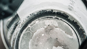 Nước đun sôi xuất hiện cặn trắng có đủ an toàn để uống?