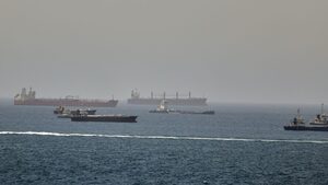 Iran bị cáo buộc tấn công tàu hàng gần Oman, căng thẳng eo biển Hormuz leo thang