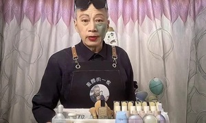 Kiếm tiền giúp cháu chữa bệnh, ông ngoại 75 tuổi trở thành streamer làm đẹp