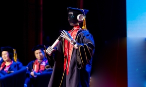 Bất ngờ robot hình người lên bục diễn thuyết, 'tuyển dụng' tân cử nhân VinUni