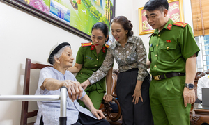 Đến tận nhà lấy mẫu ADN, Công an Hà Nội thắp hy vọng cho mẹ liệt sĩ 100 tuổi